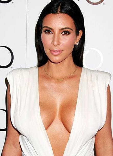Kim Kardashian  ci ha abituati a dcollet molto generosi, ma questa volta  super.  Cos  la moglie del rapper   Kanye West ha voluto stupirci. L&#39;occasione? II suo 34esimo compleanno al Tao Nightclub di Las Vegas.   (foto Olycom)
